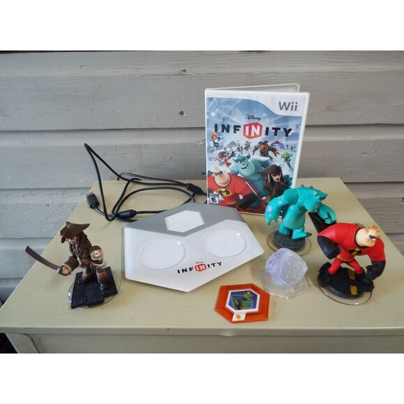 Disney Infinity WII Nintendo Game with base characters, cables USED